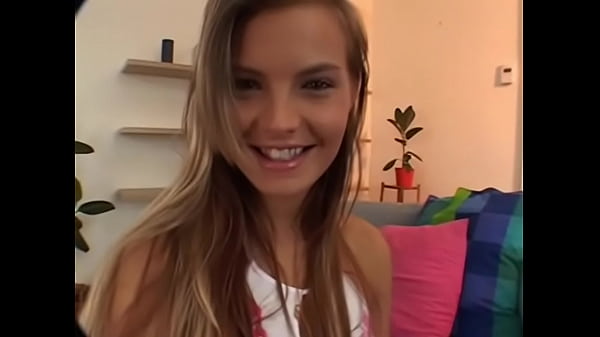 Loira de 18 anos trepando gostoso com o primo tarado